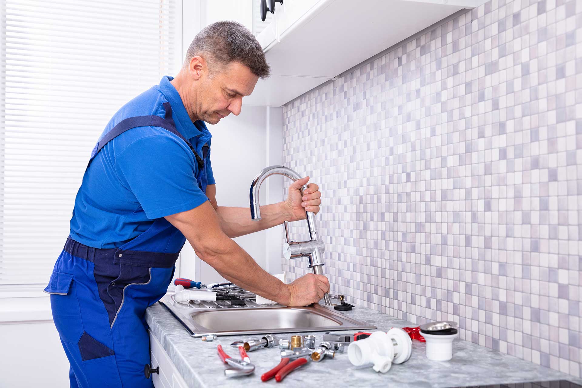 What is included in a standard plumbing service call in Hobart?